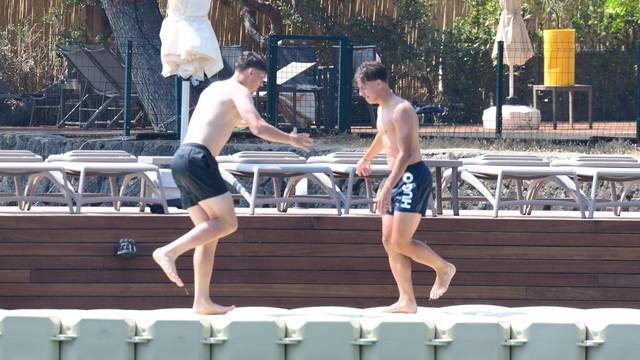 Fenerbahçeli yıldız Bodrum'da arkadaşıyla güreşti 7